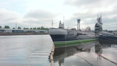 Eski kullanımdan kaldırılmış Sovyet Donanması dizel elektrikli denizaltı B-413 veya NATO Foxtrot. Şu anda Rusya 'nın Kalininingrad şehrinde Rus Denizaltı Filosu tarihinin ünlü turistik merkezi ve müzesi..