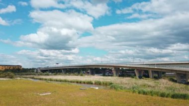 Gündüz vakti Rusya 'nın Kalininingrad sanayi bölgesinde şehir nehri üzerindeki yüksek köprülü şehir manzarası. 4K 'da statik atış