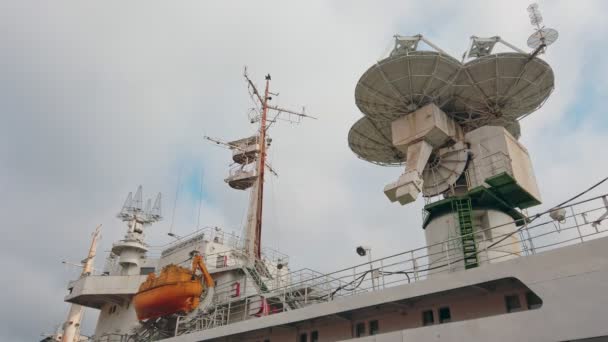 Antennen Satellitenschüssel Und Andere Elektronische Geräte Bord Des Wissenschaftlichen Forschungsschiffs — Stockvideo