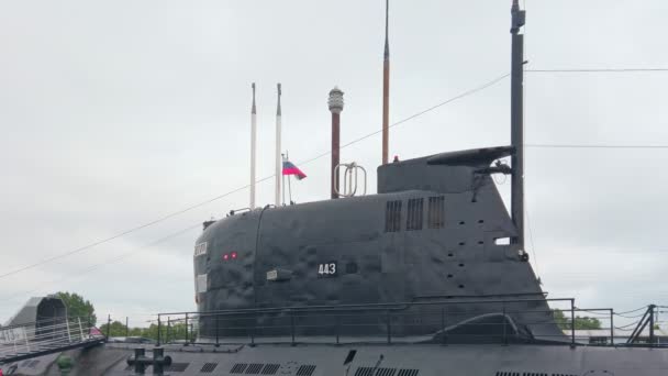 旧ソ連海軍潜水艦B 413またはNatoフォックストロットのコンニングタワーまたはフィンの閉鎖 ロシアのカリーニングラードで有名なランドマークとロシアの海底艦隊の歴史博物館 — ストック動画
