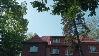 Kaliningrad, Rusya 'nın tarihi şehir merkezindeki (eski adıyla Koenigsberg) Alman Prusya mimarisinin tarihi yapısının 4K' da yapılmış tavan arası manzarasına alçak açı bakıyor.