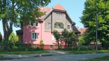 Eski konut binasının yakın açılı görüntüsü - eskiden Koenigsberg olarak bilinen Kaliningrad, Rusya 'nın tarihi şehir merkezindeki Alman Prusya mimarisinin simgesi. 4K ile hazırlanmıştır.