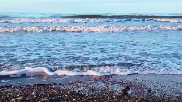 Närbild Stormiga Vågor Med Skum Rullande Singelstrand Utanför Kusten Östersjön — Stockvideo