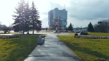 Sovyetler Evi - terkedilmiş binanın tamamlanmamış kabuğu, Rusya 'nın Kaliningrad (eski adıyla Koenigsberg) merkez meydanındaki ünlü turistik yer ve şehir simgesi. El kamerası görüntüsü.
