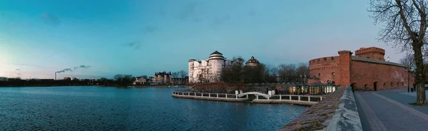 多纳塔 Dohna Tower 的堤岸上的全景城市景观 目前是琥珀博物馆 Amber Museum 和上湖 Upper Lake — 图库照片