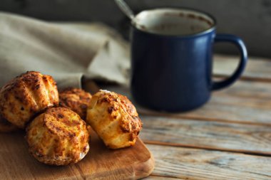 Beyaz tahta arka planda ev yapımı kek ve bir fincan kahve. Sütlü kekler. Lezzetli tatlı. Kahvaltı konsepti