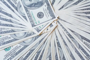 Yüz dolarlık banknotların hayranıyım. Nakit para hayranı. 100 'lük banknotları farklı numaralara dağıt. Yakın görünüm