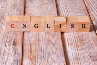 Kelime İngilizcesi tahta harflerle yapılır. İngilizce öğrenme kavramı