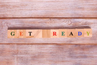 Tahta arka planda hazır olun. İş konsepti.