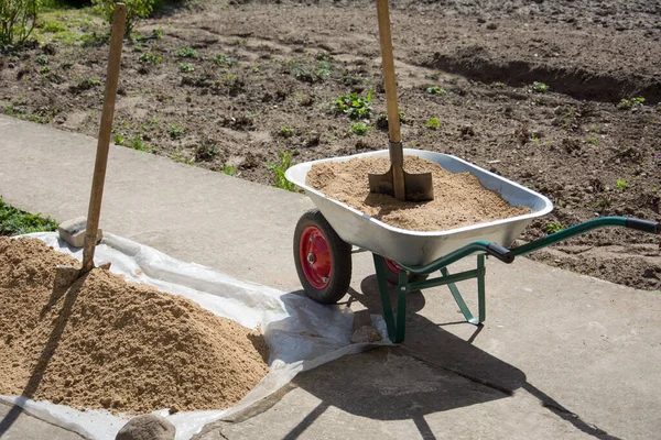 Garden Gerobak Dorong Logam Dengan Pasir Dan Sekop Lokasi Konstruksi — Stok Foto