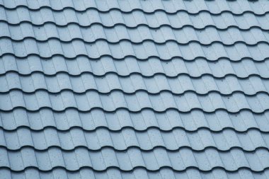 Yağmurdan sonra damlayan su ile bulanık yeni metal çatı. Çatı şantiyesi. Metal çatı.