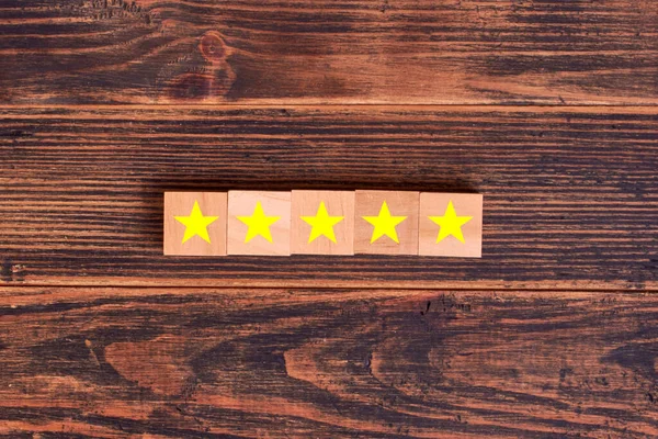 Símbolo Cinco Estrellas Bloques Madera Encuesta Experiencia Del Cliente Concepto — Foto de Stock