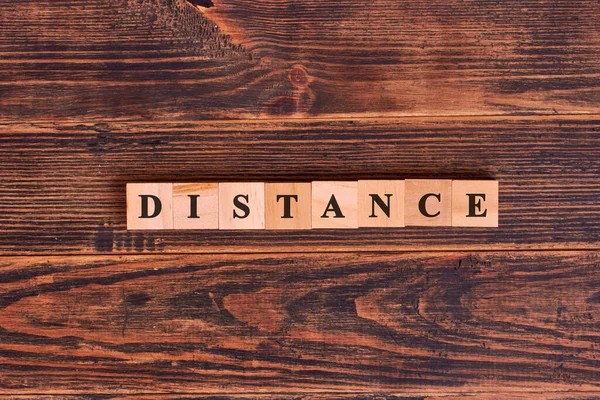 Distance Słowo Napisane Kostce Drewnianej Podłodze Pojęcie Dystansu Społecznego — Zdjęcie stockowe