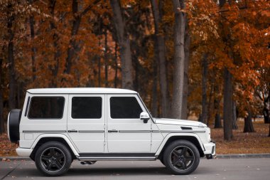 Beyaz Mercedes G-klasse olmadan herhangi bir Etiketler