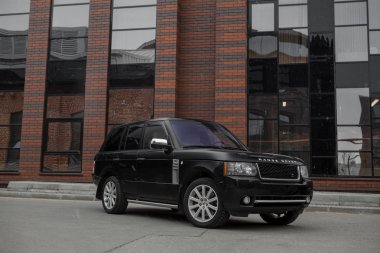 Siyah Range Rover Moskova'da