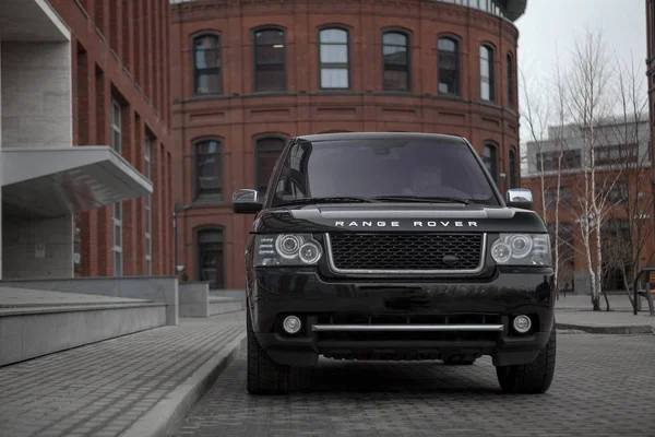 Siyah Range Rover Moskova'da