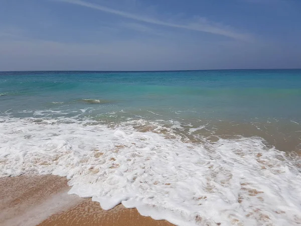 Praia Paradisíaca Deserta Com Ondas Espumosas — Fotografia de Stock