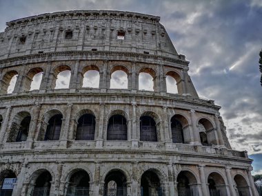 Bulutlu bir günde kemerleri görebileceğiniz Roma'daki Kolezyum'un yakın görünümü