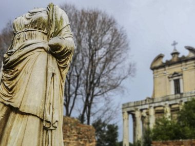 Bir kış fırtınası ndan sonra Roma Forumu Heykelleri