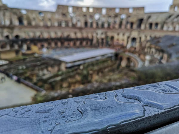 Bulutlu bir günde kemerleri görebileceğiniz Roma'daki Kolezyum'un yakın görünümü