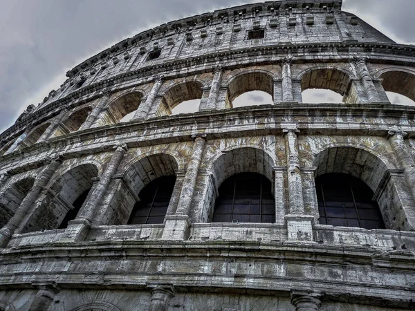 Bulutlu bir günde kemerleri görebileceğiniz Roma'daki Kolezyum'un yakın görünümü