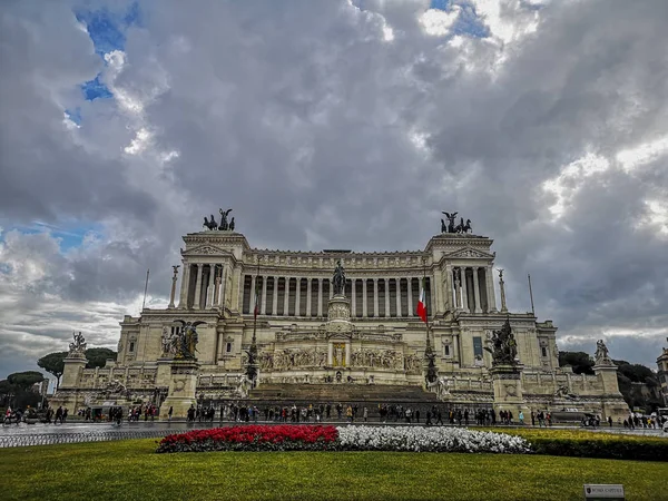 Bu Capitoline tepeiçin vatan sunak büyük beyaz bina ile Roma'da Venedik meydanı