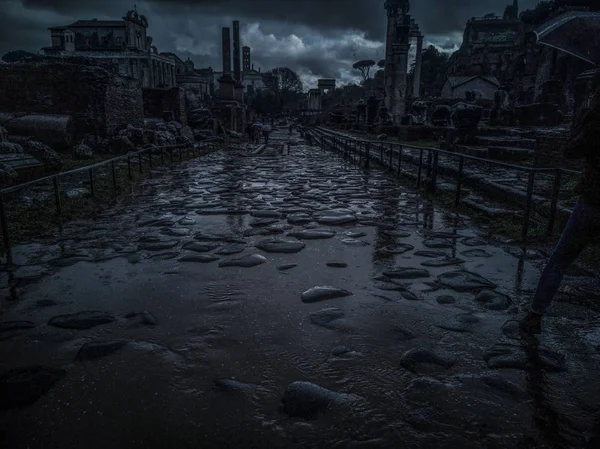 Roma'daki Roma Forumu büyük bir kış fırtınasından sonra Ocak ayında ıslak zemin indikatörleri oluşturan su birikintileri ile düştü yaşam her zamanki ritmine döner iken