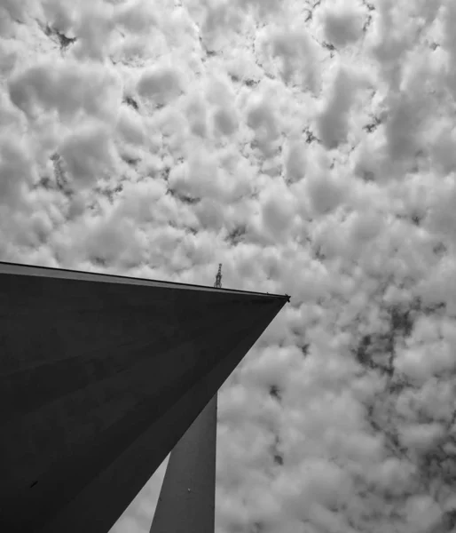 Foto Bianco Nero Una Giornata Nuvolosa Sotto Tetto Edificio Con — Foto Stock