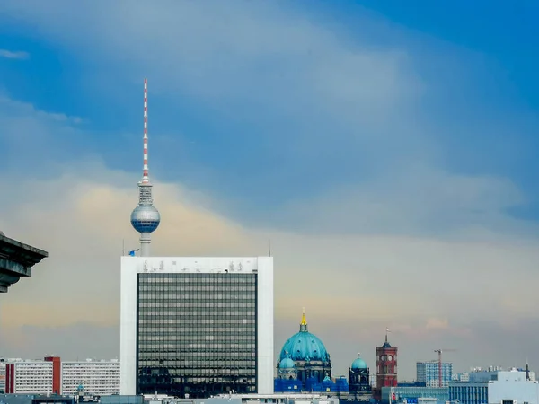 Vista Longe Torre Alexanderplatz Lado Cúpula Catedral Berlim Escondida Atrás — Fotografia de Stock