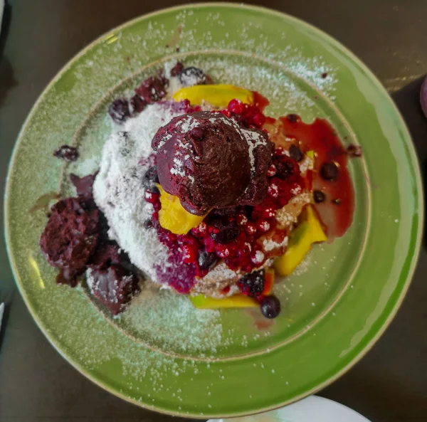 Naleśniki Mango Lody Czekolada Chipsy Kokosowe Syrop Malinowy — Zdjęcie stockowe