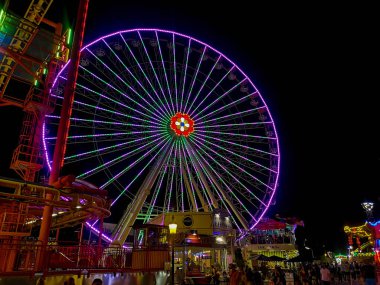 Yaz aylarında Viyana'nın eğlence parkının renkli dönme dolabı