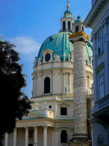 Açık bir yaz gününde Viyana'daki St. Charles Borromeo kilisesinin kubbesi ve sütunu