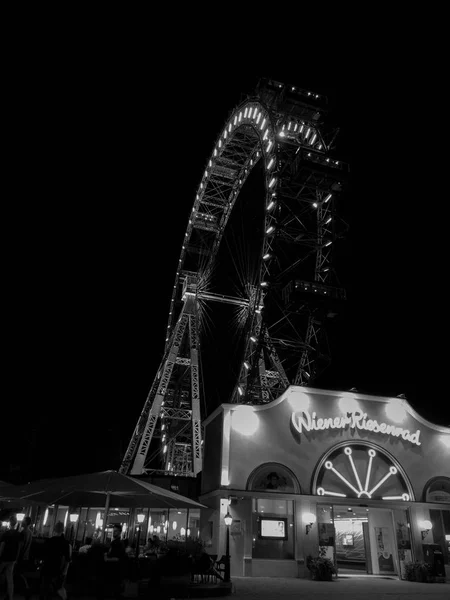 Yaz aylarında Viyana'nın eğlence parkının siyah ve beyaz dönme dolabı