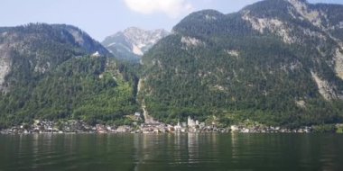 Sıcak ve berrak bir yaz gününde Alpler'den geçen rota