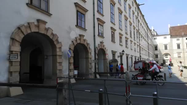 Viennese Palats Medan Ridning Häst Bilar Genom Dess Passager — Stockvideo