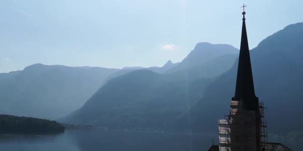 Paseo Barco Través Del Lago Hallstatt Medio Los Alpes Austríacos — Vídeos de Stock