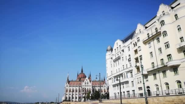 Parlamento Budapest Día Verano Claro Caluroso Mientras Los Coches Conducen — Vídeo de stock
