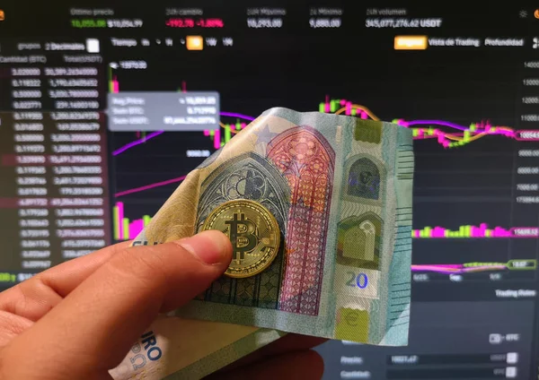 Euro para ve bitcoins bilgisayarda döviz teklif önünde beyaz adamın elinde düzenlenen