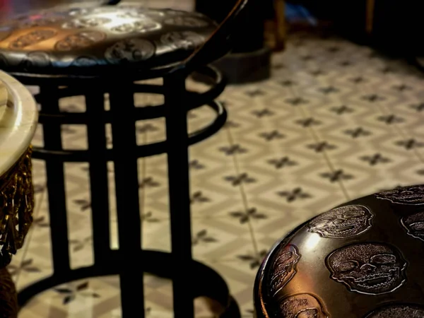 Siyah kafataslı tabure