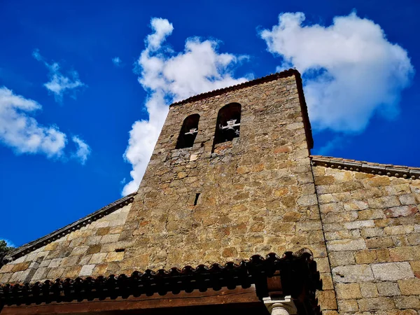 Berrak bir bahar gününde Ortaçağ kilisesi