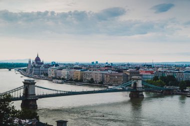 Günbatımında Budapeşte 'deki Tuna bankasının manzarası. 