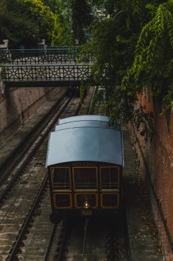 Budapeşte 'deki füniküler asansör kaleye çıkıyor.