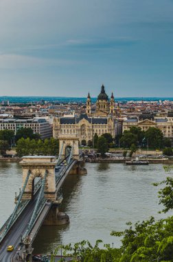 Aziz Stephen Bazilikası ve Budapeşte Kalesi 'nden Zincir Köprüsü manzarası