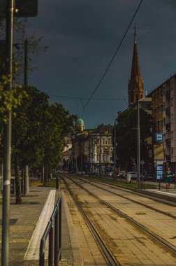 Buda, Budapeşte 'de tren rayları Karanlık ve bulutlu ama sıcak bir günde