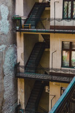 Macaristan 'ın Budapeşte semtinin avlusu. Tipik avludaki merdivenler