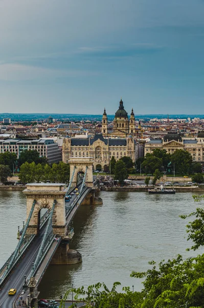Aziz Stephen Bazilikası ve Budapeşte Kalesi 'nden Zincir Köprüsü manzarası