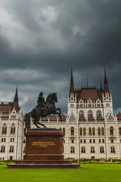 Budapeşte 'deki Macar Parlamentosu önünde at sırtında heykel Yazın bulutlu bir günde