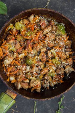 et brokoli havuç susam ile sarımsak soğan hep birlikte bir tavada. 