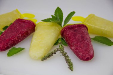 beyaz bir arka plan üzerinde dondurma şeklinde dondurulmuş suyu