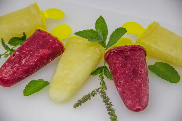 beyaz bir arka plan üzerinde dondurma şeklinde dondurulmuş suyu